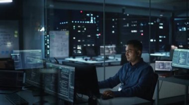 Ofisteki Bilgisayarda Adam Çalışır