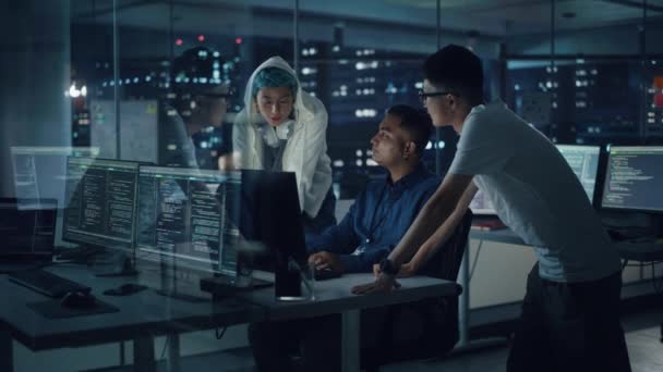 Teamwerk op de computer in Office — Stockvideo