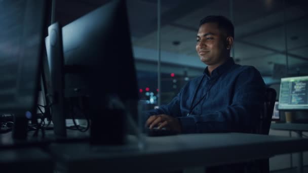 Mann arbeitet im Büro am Computer — Stockvideo