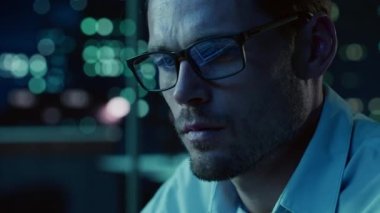 Yakından Erkek Gözlüğü Ekran Yansıması