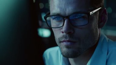 Yakından Erkek Gözlüğü Ekran Yansıması