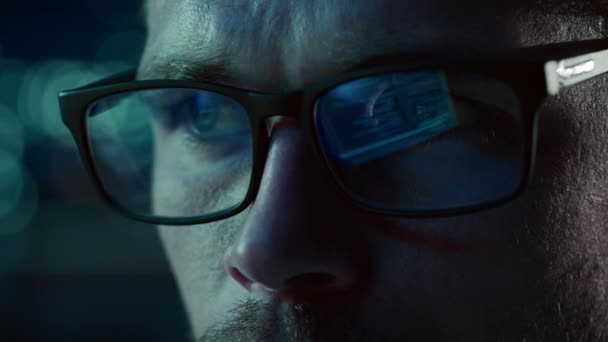 Szoros férfi szemüveg képernyő tükröződés — Stock videók
