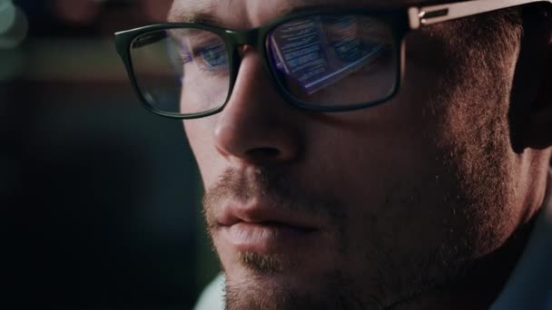 Closeup άνθρωπος γυαλιά αντανάκλαση οθόνης — Αρχείο Βίντεο