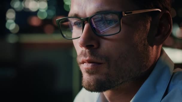 Primer plano hombre gafas pantalla reflexión — Vídeos de Stock