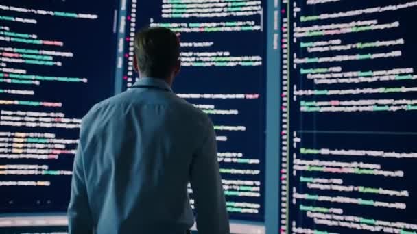 Uomo guardando i dati dello schermo della parete — Video Stock
