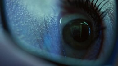 Gözlüklü Kişinin Dikey Ekran Gözü