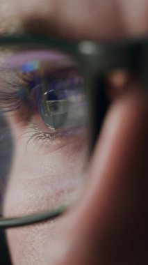 Gözlüklü Kişinin Dikey Ekran Gözü