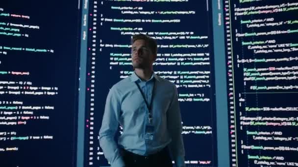 Hombre mirando datos de pantalla de pared — Vídeo de stock