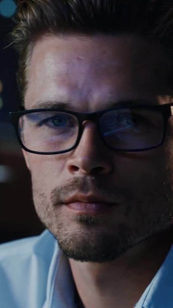 Függőleges képernyős férfi szemüvegben — Stock videók
