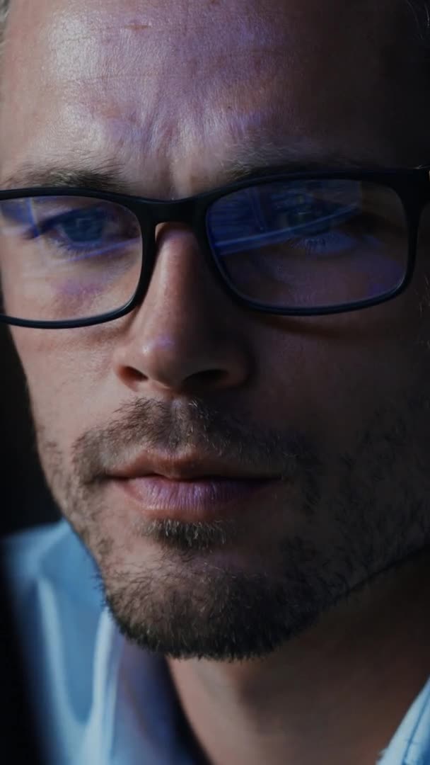 Függőleges képernyős férfi szemüvegben — Stock videók