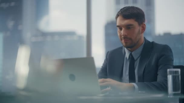 Hombre de negocios utiliza portátil en la oficina — Vídeo de stock
