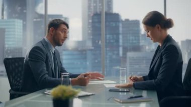 Ofisteki İş Adamları Belgeleri İmzalıyor