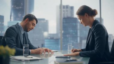 Ofisteki İş Adamları Belgeleri İmzalıyor