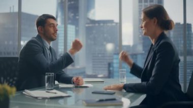 Ofisteki İş Adamları Belgeleri İmzalıyor