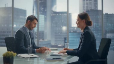 Ofisteki İş Adamları Belgeleri İmzalıyor