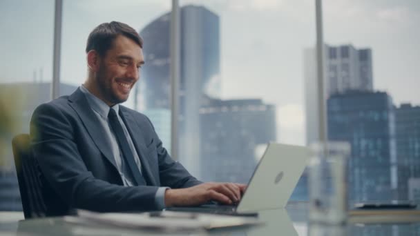 Бизнесмен пользуется ноутбуком в офисе — стоковое видео