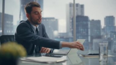 Videodaki İşadamı Ofisteki Laptop 'ta