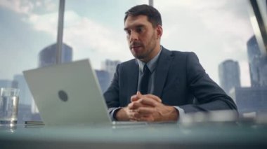 Videodaki İşadamı Ofisteki Laptop 'ta