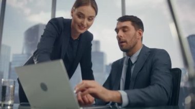 Ofisteki İşadamları Dizüstü bilgisayar kullanıyor