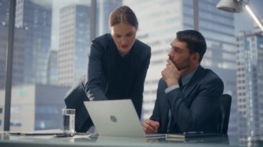 Ofisteki İşadamları Dizüstü bilgisayar kullanıyor