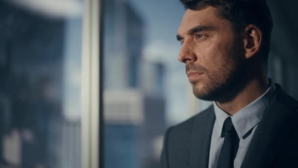 Nahaufnahme Porträt eines gutaussehenden kaukasischen Geschäftsmannes — Stockvideo