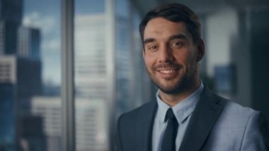 Yakışıklı beyaz işadamı portresi kapatın