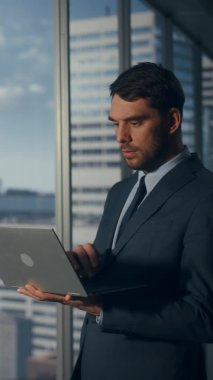 Dikey Ekran İşadamı Ofiste Dizüstü bilgisayar Kullanıyor