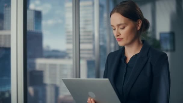 La donna d'affari utilizza il computer portatile in ufficio — Video Stock