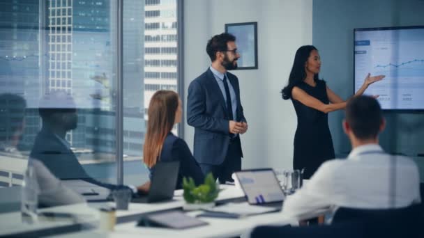 Equipe de negócios usando apresentação de tela para empresários — Vídeo de Stock