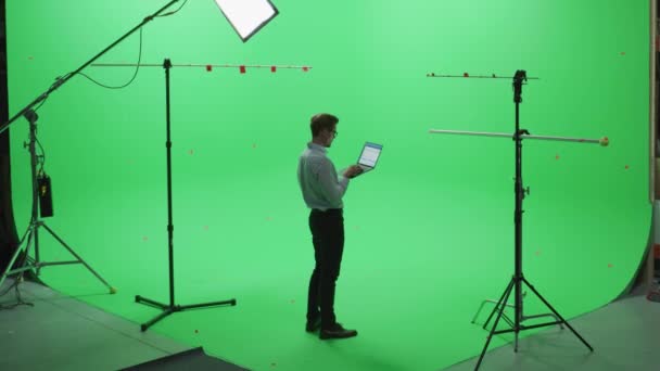 Αρσενικός ειδικός που εργάζονται σε φορητό υπολογιστή σε πράσινη οθόνη — Αρχείο Βίντεο