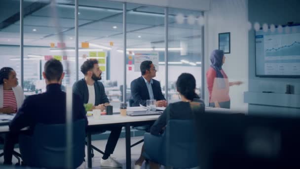 Prezentace na schůzce podnikatelů v kanceláři — Stock video