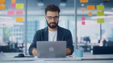 Genç işadamı ofiste çalışıyor.