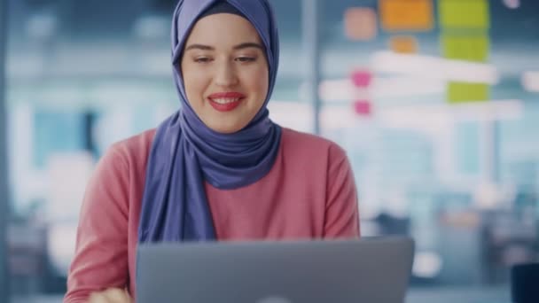 Empresaria musulmana que trabaja en la oficina — Vídeos de Stock