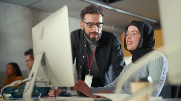Enseignant et étudiant en Hijab dans la classe universitaire — Video