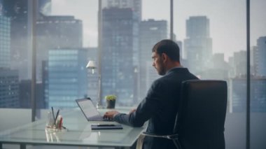 işadamı dizüstü bilgisayar ofiste kullanır.