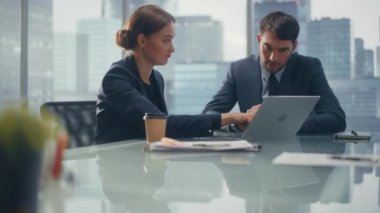 Ofisteki İşadamları Dizüstü bilgisayar kullanıyor