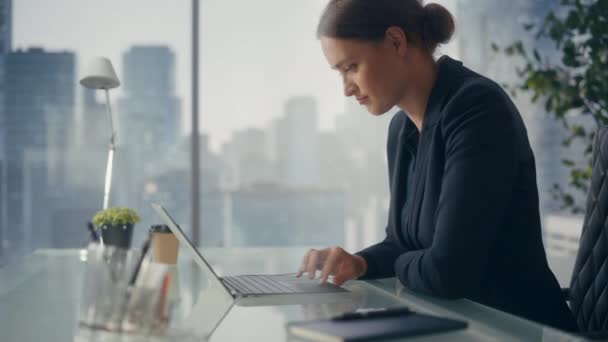 Üzletasszony használja Laptop az irodában — Stock videók