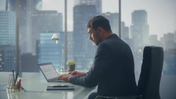 Empresário usa laptop no escritório — Vídeo de Stock