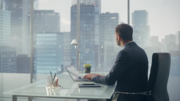 Бізнесмен використовує ноутбук в офісі — стокове відео