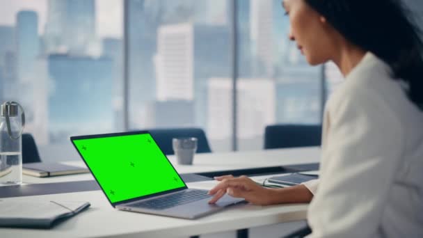Γραφείο Businesswoman πράσινο οθόνη Laptop — Αρχείο Βίντεο