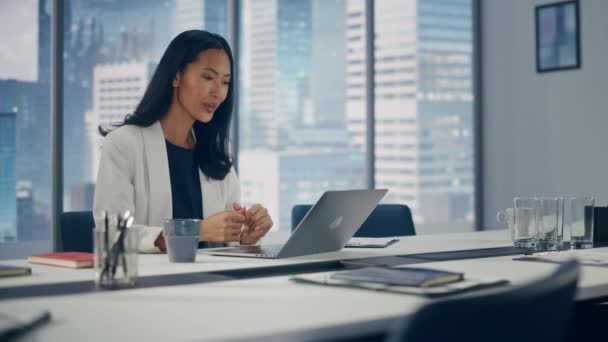 Ofiste Dizüstü bilgisayarda Çalışan İş Kadını — Stok video
