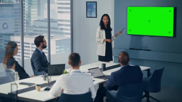 Businesswoman Using Green Screen Brief to Businesspeians — Stock video