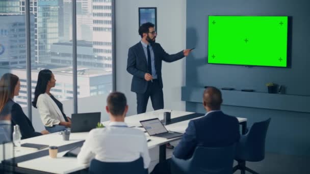 Empresário usando o resumo de tela verde para empresários — Vídeo de Stock