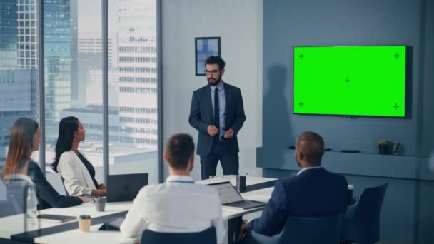 Empresário usando o resumo de tela verde para empresários — Vídeo de Stock