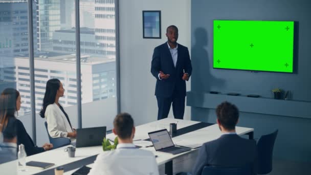 Un om de afaceri care folosește Green Screen Brief pentru oameni de afaceri — Videoclip de stoc
