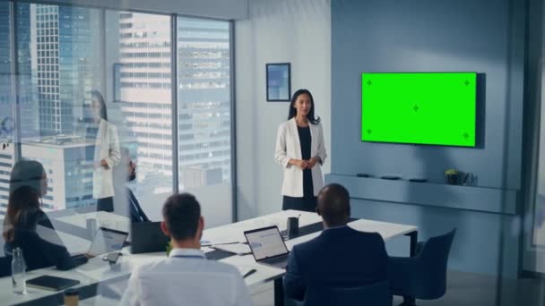 Бизнесвумен, использующая "зеленый экран" — стоковое видео