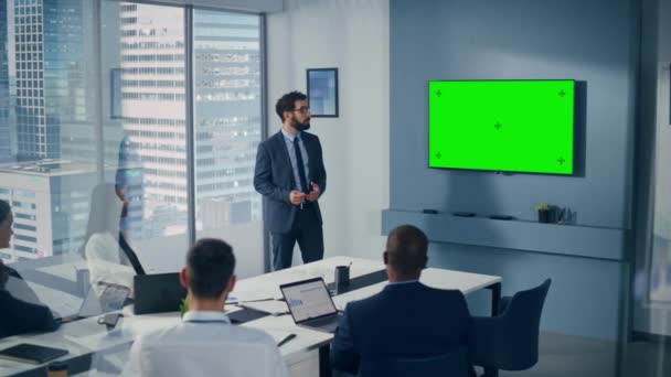 Zakenman met Green Screen Presentation voor ondernemers — Stockvideo