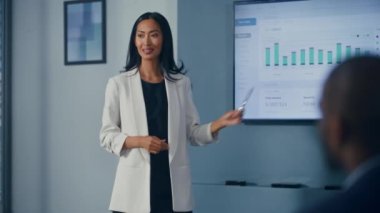 İş Kadını İş Adamlarına Ekran Sunumunu Kullanıyor