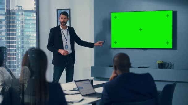 Empresario Usando Pantalla Verde Presentación a Empresarios — Vídeo de stock