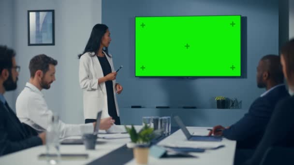 商界妇女使用绿色屏幕向商界人士介绍 — 图库视频影像